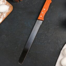 Нож для бисквита крупные зубцы, рабочая поверхность 25 см, деревянная ручка