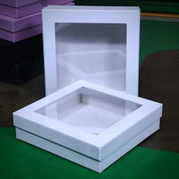 Коробка квадратная с окном 30*30*5 см МИКС